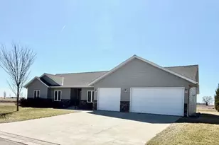 906 Sunrise Blvd, Redwood Falls, MN 56283 - Photo 10