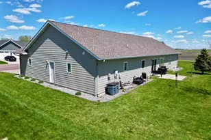 906 Sunrise Blvd, Redwood Falls, MN 56283 - Photo 4
