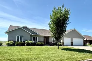 906 Sunrise Blvd, Redwood Falls, MN 56283 - Photo 2