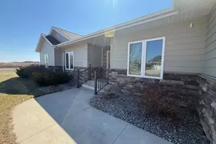 906 Sunrise Blvd, Redwood Falls, MN 56283 - Photo 4