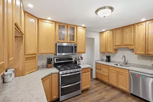 7351 Walnut Ct, Eden Prairie, MN 55346 - Photo 4