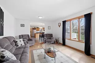 905 Horizon Cir, Belle Plaine, MN 56011 - Photo 6