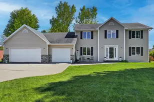 905 Horizon Cir, Belle Plaine, MN 56011 - Photo 1