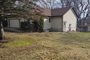 1121 S Vine St, Fergus Falls, MN 56537 - Photo 2