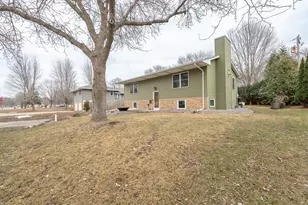 107 S Belmont Dr, Mankato, MN 56001 - Photo 4