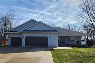 905 4th Ave SE, Pipestone, MN 56164 - Photo 2