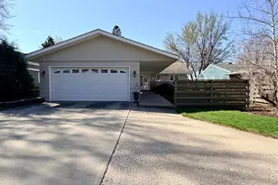 809 W Lake Ave, Worthington, MN 56187 - Photo 2