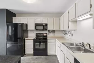66 9th St E, Saint Paul, MN 55101 - Photo 6