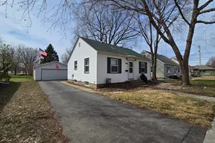 418 Skaro St, Saint Peter, MN 56082 - Photo 1