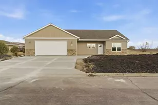 424 22nd Ave NW, Waseca, MN 56093 - Photo 1