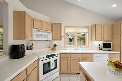7160 Oak Pointe Curve, Bloomington, MN 55438 - Photo 16