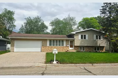 610 Kneale Avenue S, Thief River Falls, MN 56701 - Photo 1