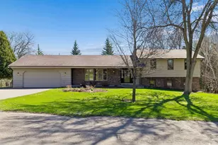 1120 Vagabond Ln N, Plymouth, MN 55447 - Photo 2