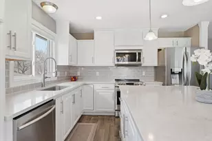 8105 Dakota Ln, Chanhassen, MN 55317 - Photo 4