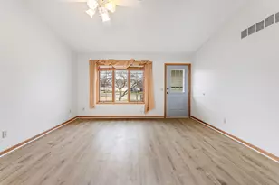 160 Orchard Manor Dr SE, Plainview, MN 55964 - Photo 6
