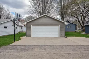 811 Broadway Ave S, Sauk Rapids, MN 56379 - Photo 2