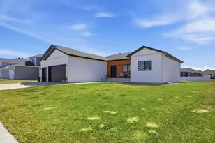 2943 Prairie Farms Cir S, Fargo, ND 58104 - Photo 2
