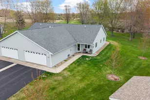 353 Meadowview Ct, Baldwin, WI 54002 - Photo 4