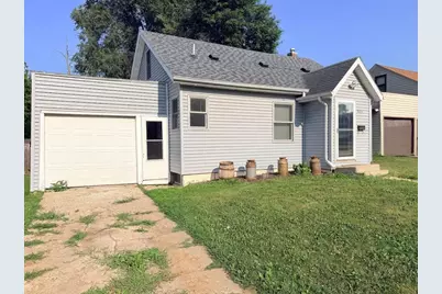 925 2nd Avenue SW, Pipestone, MN 56164 - Photo 2