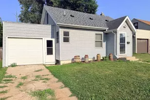 925 2nd Ave SW, Pipestone, MN 56164 - Photo 2