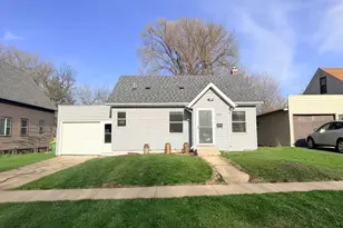 925 2nd Ave SW, Pipestone, MN 56164 - Photo 2