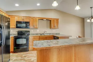910 35th Ave S, Moorhead, MN 56560 - Photo 2