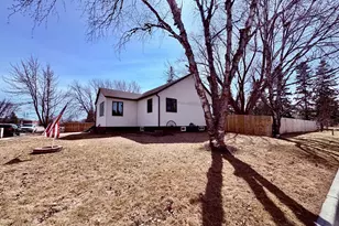 121 5th Ave NW, Baudette, MN 56623 - Photo 1