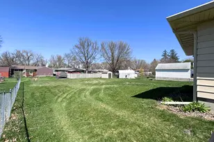 305 9th Ave SE, Waseca, MN 56093 - Photo 4