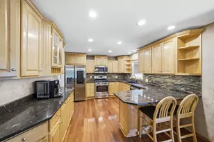 6655 Tanager Ln, Eden Prairie, MN 55346 - Photo 2