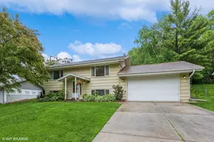 569 Riviera Dr, New Brighton, MN 55112 - Photo 2