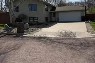 604 S Dekalb St, Redwood Falls, MN 56283 - Photo 2