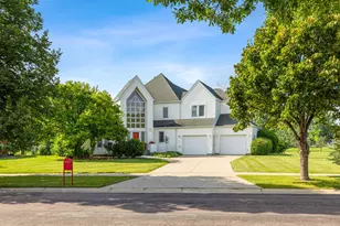 2878 Lilac Ln N, Fargo, ND 58102 - Photo 2