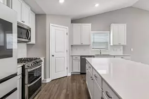 8261 Saddle Trl, Woodbury, MN 55129 - Photo 10