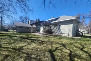 304 2nd Ave SE, Pipestone, MN 56164 - Photo 2