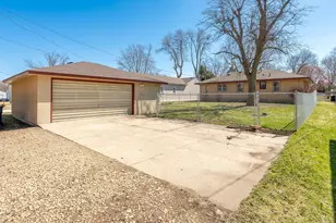 709 Shakopee Ave E, Shakopee, MN 55379 - Photo 32