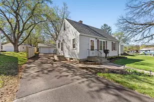 1988 Memory Ln, North Saint Paul, MN 55109 - Photo 4