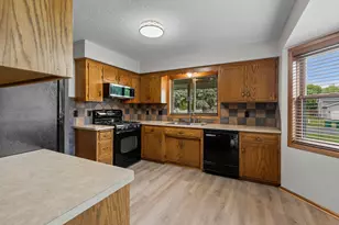 1009 Gramsey Pl, Burnsville, MN 55306 - Photo 6