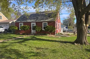 1302 W Clark St, Albert Lea, MN 56007 - Photo 2