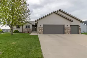 201 Pebble Creek Dr, Mankato, MN 56001 - Photo 2