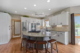 744 Theis Dr, Shakopee, MN 55379 - Photo 8