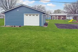 137 W 4th Street S, Cottonwood, MN 56229 - Photo 2