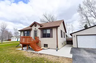 612 Cherry Rd, Thief River Falls, MN 56701 - Photo 2