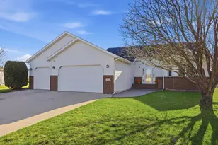 2622 Wheatland Dr S, Fargo,  58103 - Photo 2