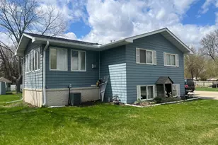 129 Nelson Street E, Litchfield, MN 55355 - Photo 4