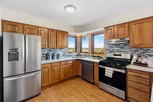 305 Crestview Dr, Hastings, MN 55033 - Photo 8