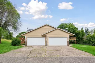 1070 Butte Ct, Chanhassen, MN 55317 - Photo 2