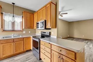 321 Summer Pl E, Maplewood, MN 55117 - Photo 4