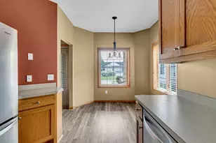 321 Summer Pl E, Maplewood, MN 55117 - Photo 8