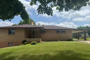 824 Brown St, Jackson, MN 56143 - Photo 2
