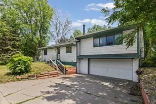 806 Parkway Dr, Saint Paul, MN 55106 - Photo 2